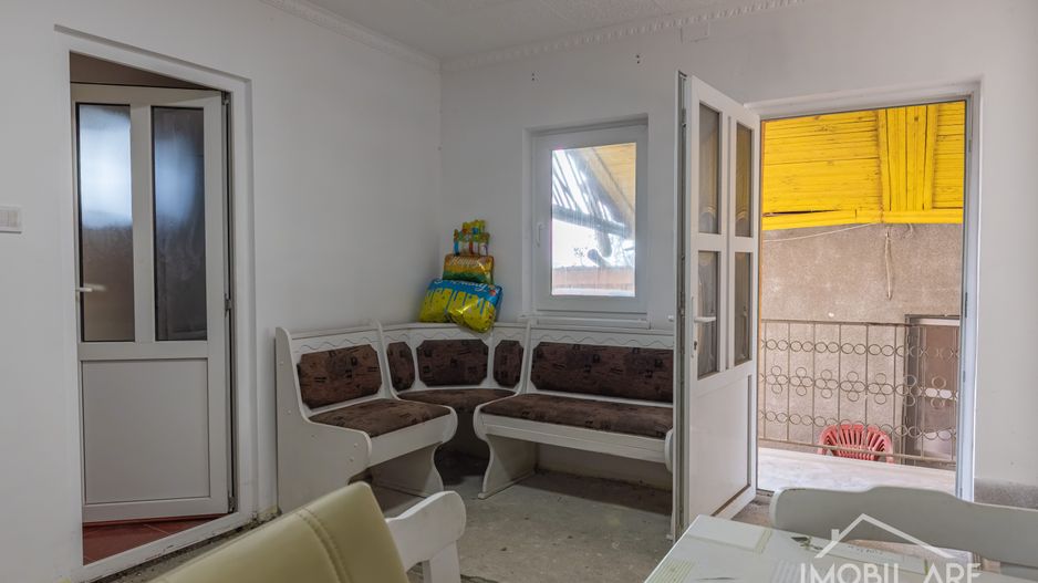 Casă spațioasă cu potențial de renovare și personalizare, în Viișoara - Poză 9