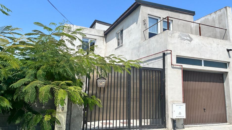 Casă P+1E cu terasă circulabilă, garaj amenajat și finisaje moderne - Poză 1