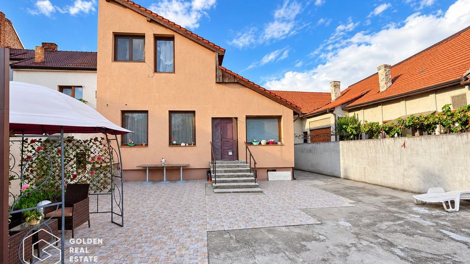 Casa individuala cu garaj si teren 556 mp, str Desseanu - Poză 1