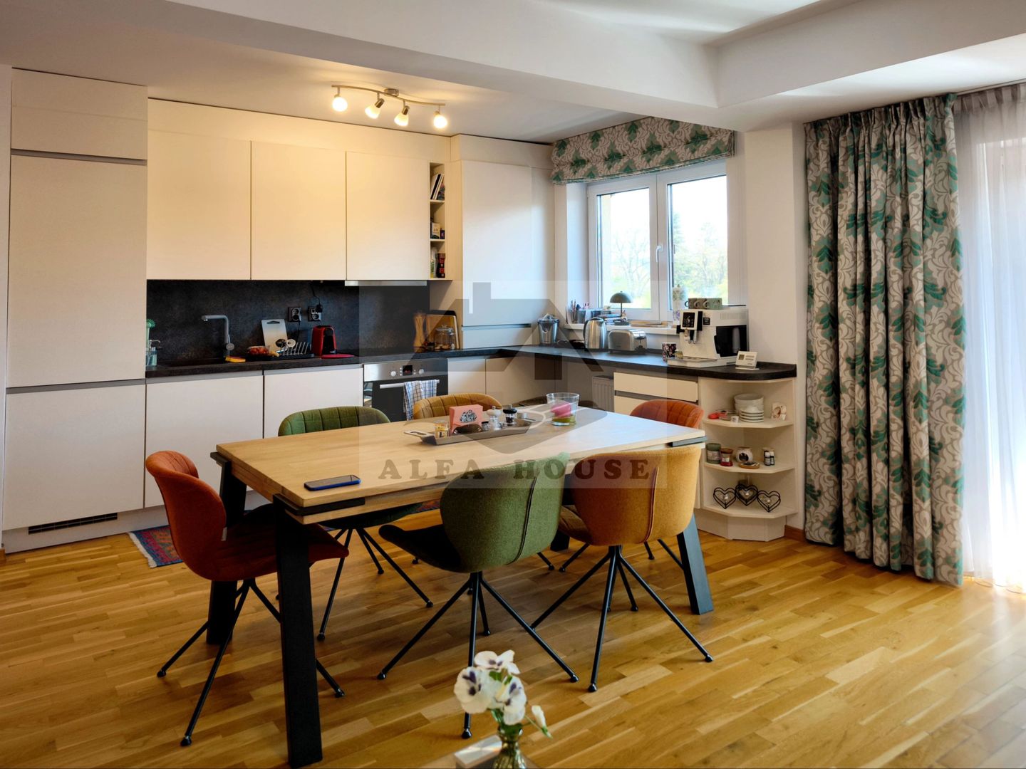 Apartament trei camere, 83 mp, vedere panoramică spre Tâmpa-Bartolomeu - Poză 1