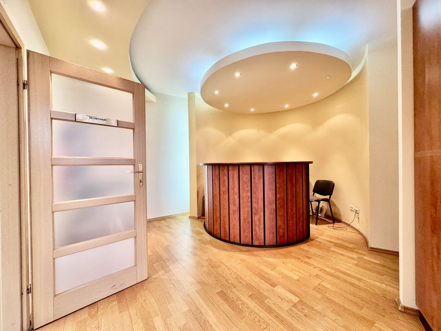 Spațiu pentru birouri langa Funshop Buziașului - Poză 16