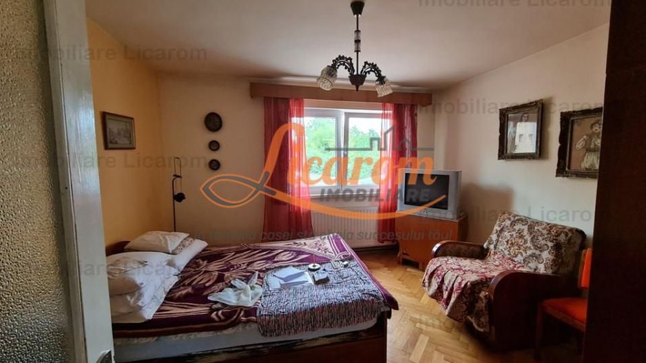 Proprietate individuala-3 apartamente,spatiu comercial,garaje,gradina,curte - Poză 4