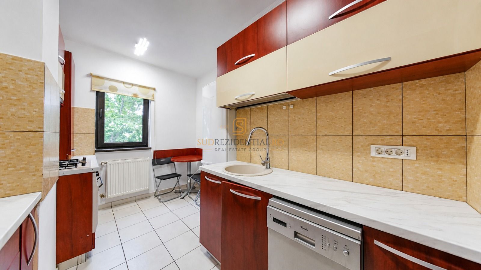 Apartament 3 camere, complet mobilat, decomandat, etaj intermediar - Poză 12