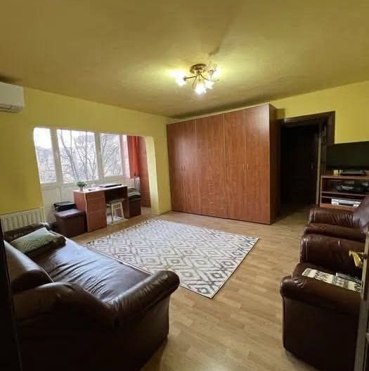 Aradului | 3 Camere | 2 Bai | Etaj Intermediar - Poză 1