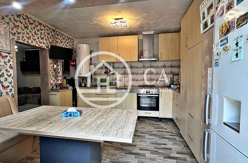 Apartament de vânzare la curte comuna cu 3 camere, Ultracentral,Oradea - Poză 2