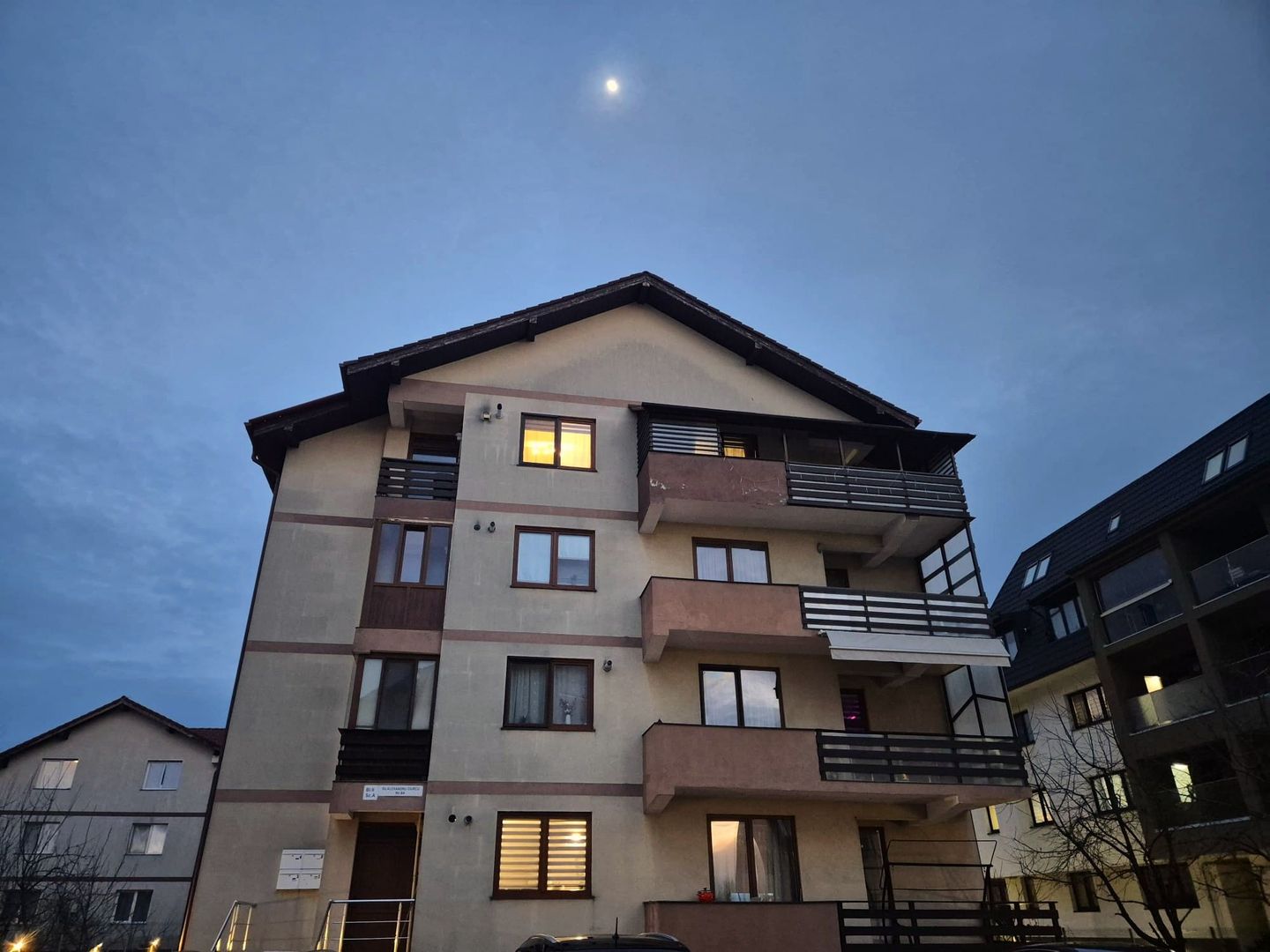 Bloc nou, sectiune mare, apartament 3 camere cu semineu, terasă mare si garaj - Poză 22