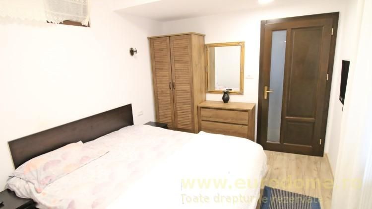 P-ta Sfatului, Republicii, pe strada pietonala - Poză 6