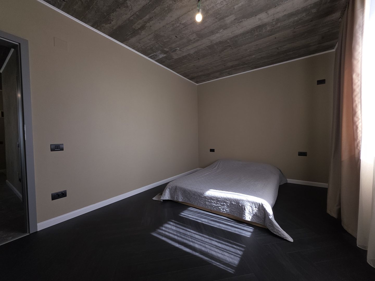 Vila intr-un peisaj idilic la 15 minute de capitala, pret imbatabil! - Poză 17