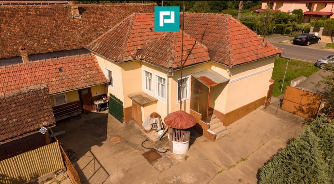 Casa în Cuvin la poalele dealului - Poză 2