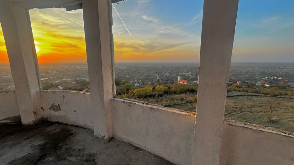 Castel cu vedere panoramică pe dealul Șiriei - Poză 18