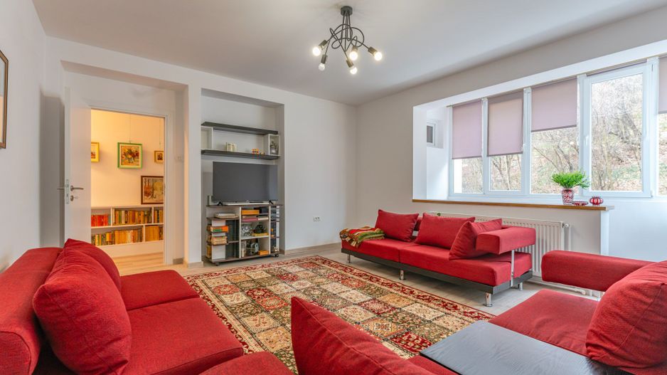 Închiriază apartament modern în zona istorică a Brașovului - Poză 1