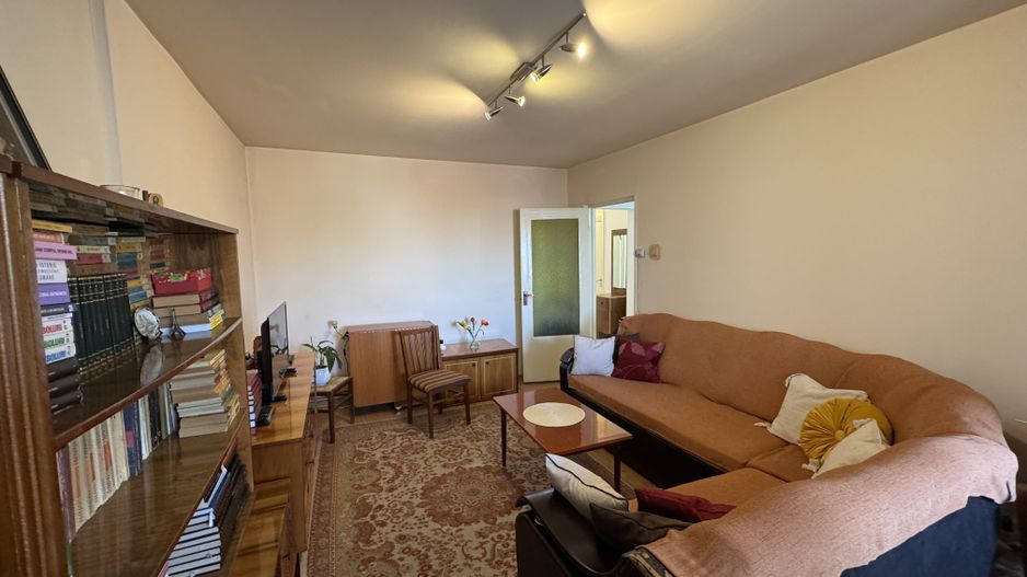 Apartament decomandat cu 3 camere in Florilor, strada Crinului - Poză 2