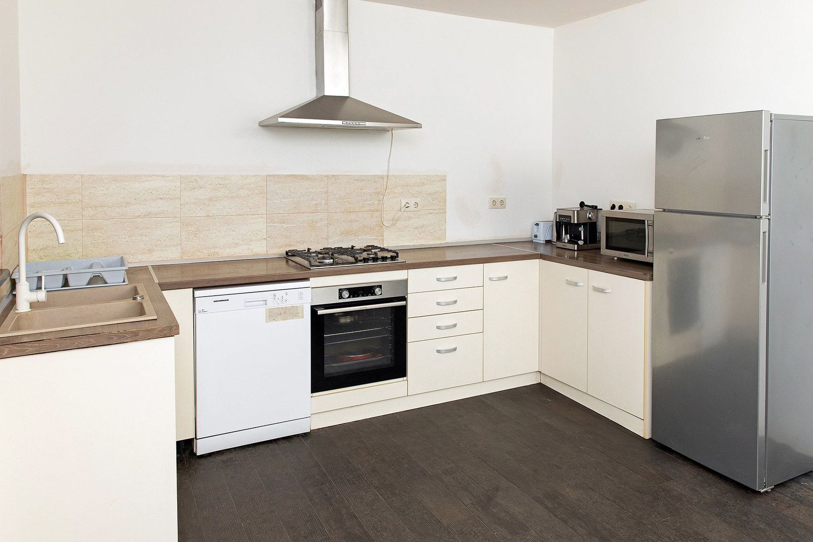 Vilă cu 5 dormitoare, 4 băi, 2 248mp teren, piscină. Preț: 229 000 Eur - Poză 21