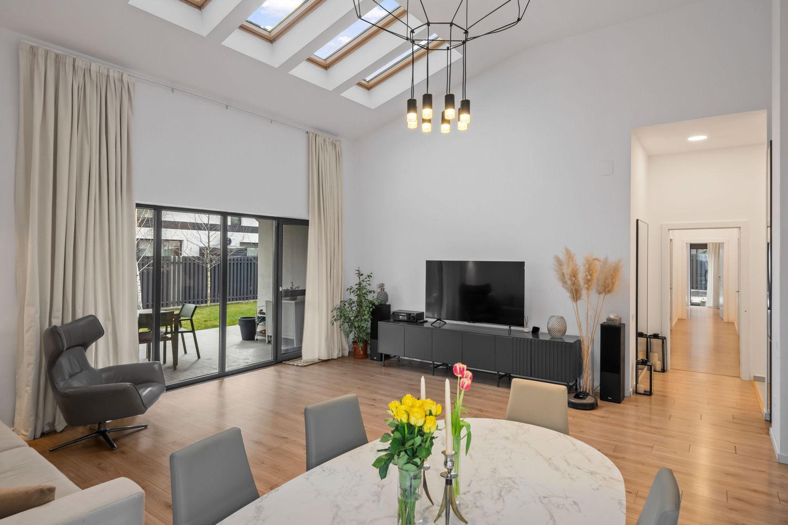 Vila pe parter cu 5 camere  | 655 mp teren | dotata cu panouri solare - Poză 1