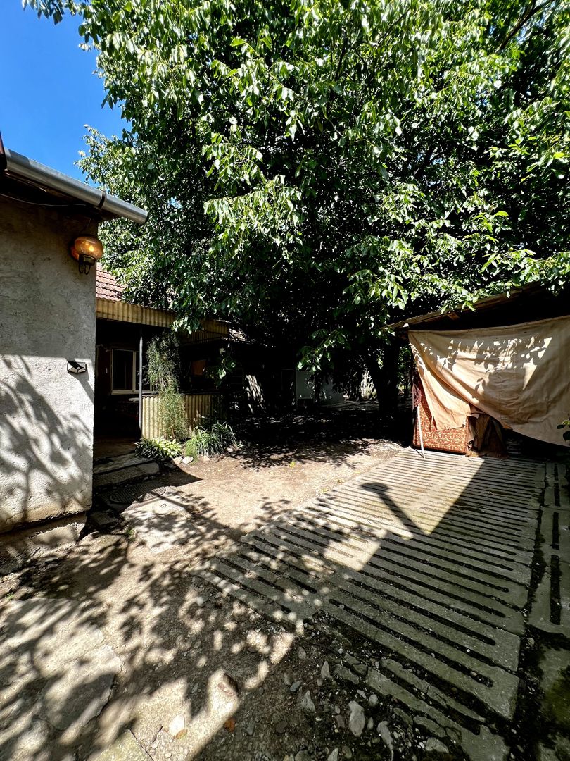 Casa in Tinca, centrala, 3 camere cu strada asfaltata - Poză 2