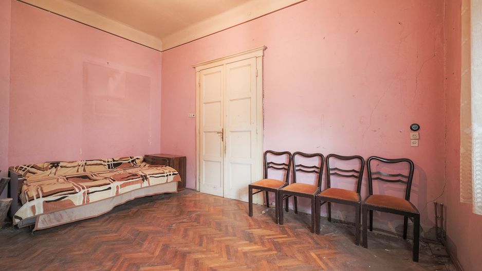 VILĂ INTERBELICĂ CU TEREN GENEROS ȘI SPAȚIU COMERCIAL . VÂRFUL CU DOR - Poză 7