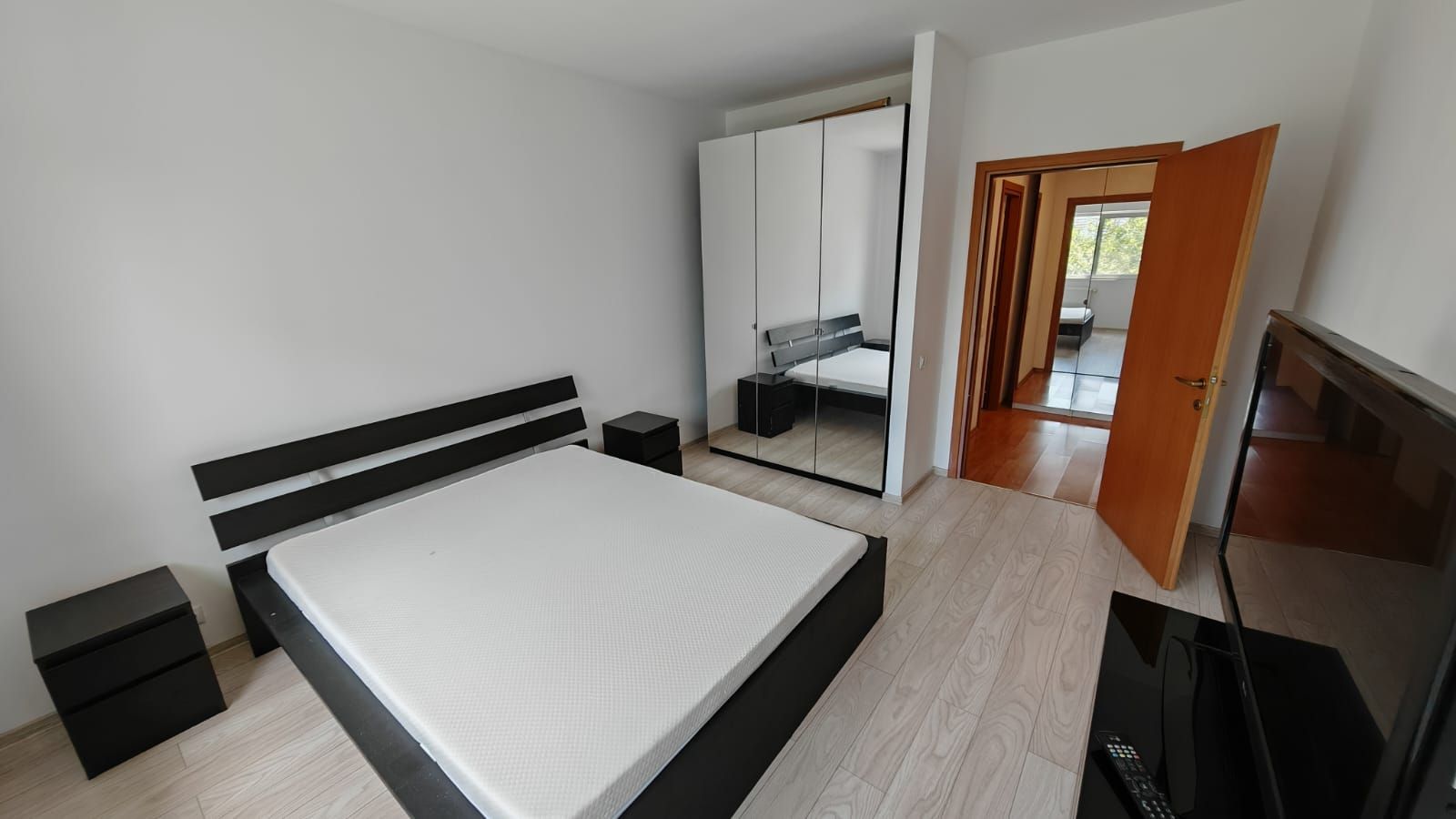 Metrou Pacii, Ten Blocks, 2 camere, 70mp, 4/10, decomandat, mobilat, loc parcare - Poză 4