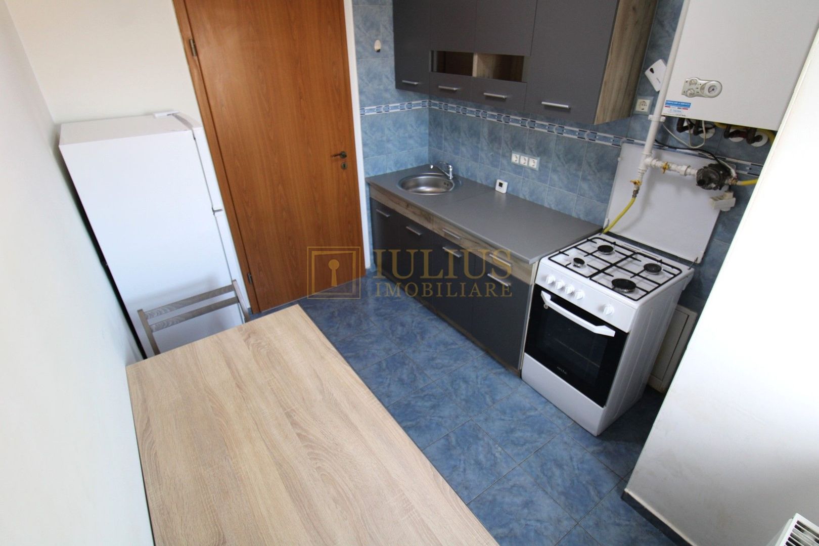 Aradului; decomandat, bucatarie inchisa. Parcare privata inclusa. - Poză 15