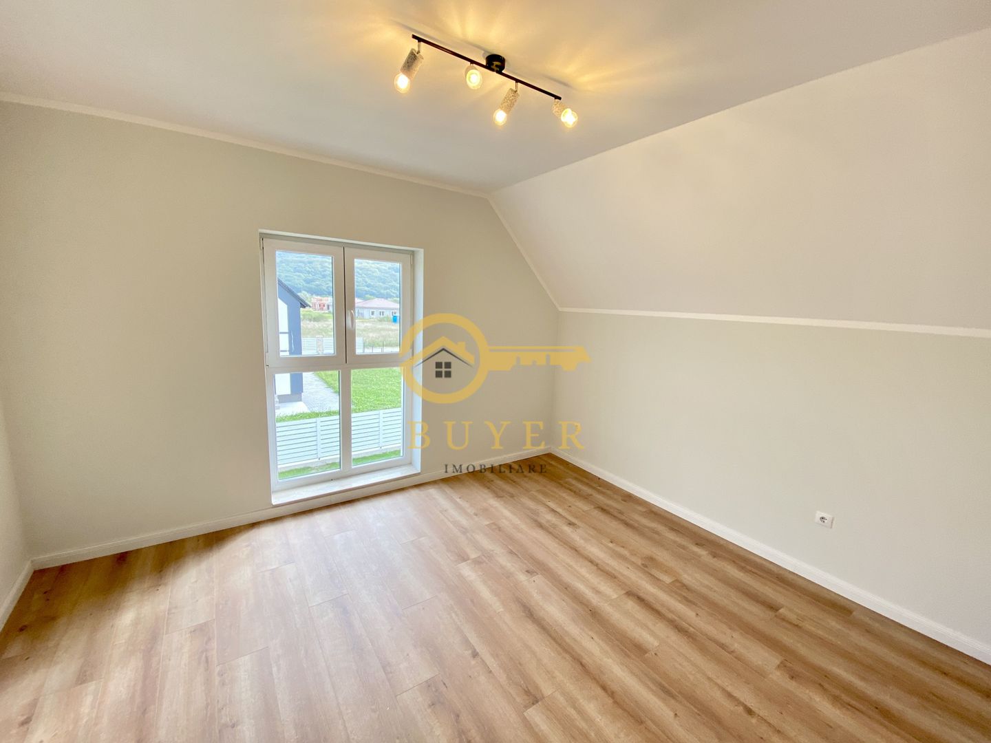 Casa intabulata, finisata LA CHEIE- Talmaciu, zona cu peisaj superb - Poză 14