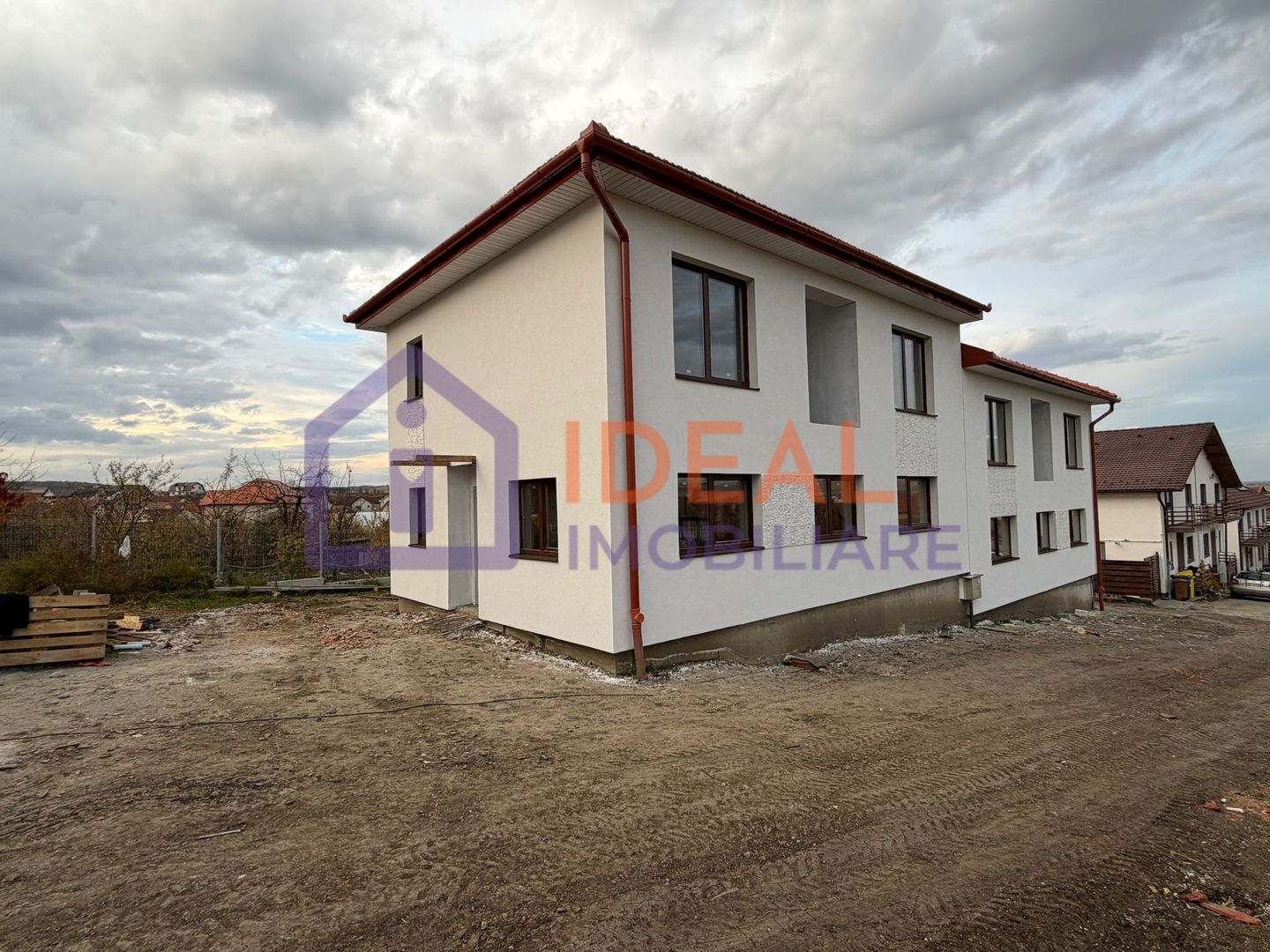 Casă modernă cu 4 camere și 300 mp de curte, in Sura Mica - Poză 1