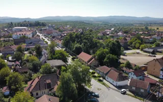 Casa vacanta,investitie  in Gurahont cu teren generos - Poză 19