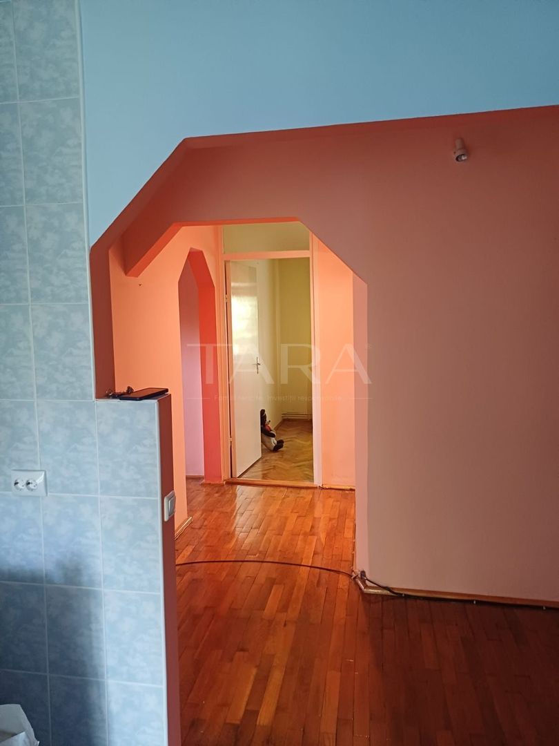 Apartament cu 3 camere, 2 băi, balcon și centrală proprie, zona Clăbuc - Poză 8