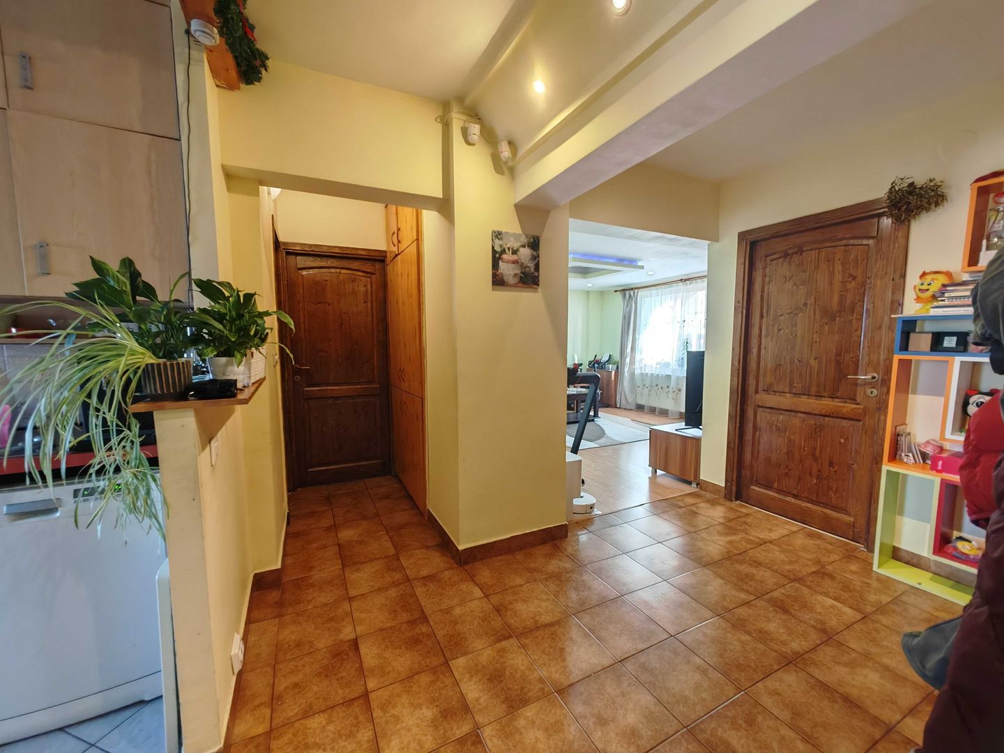 Apartament Spațios cu 3 Camere (76 mp Utili), 2 Băi și Vedere Însorită - Poză 3