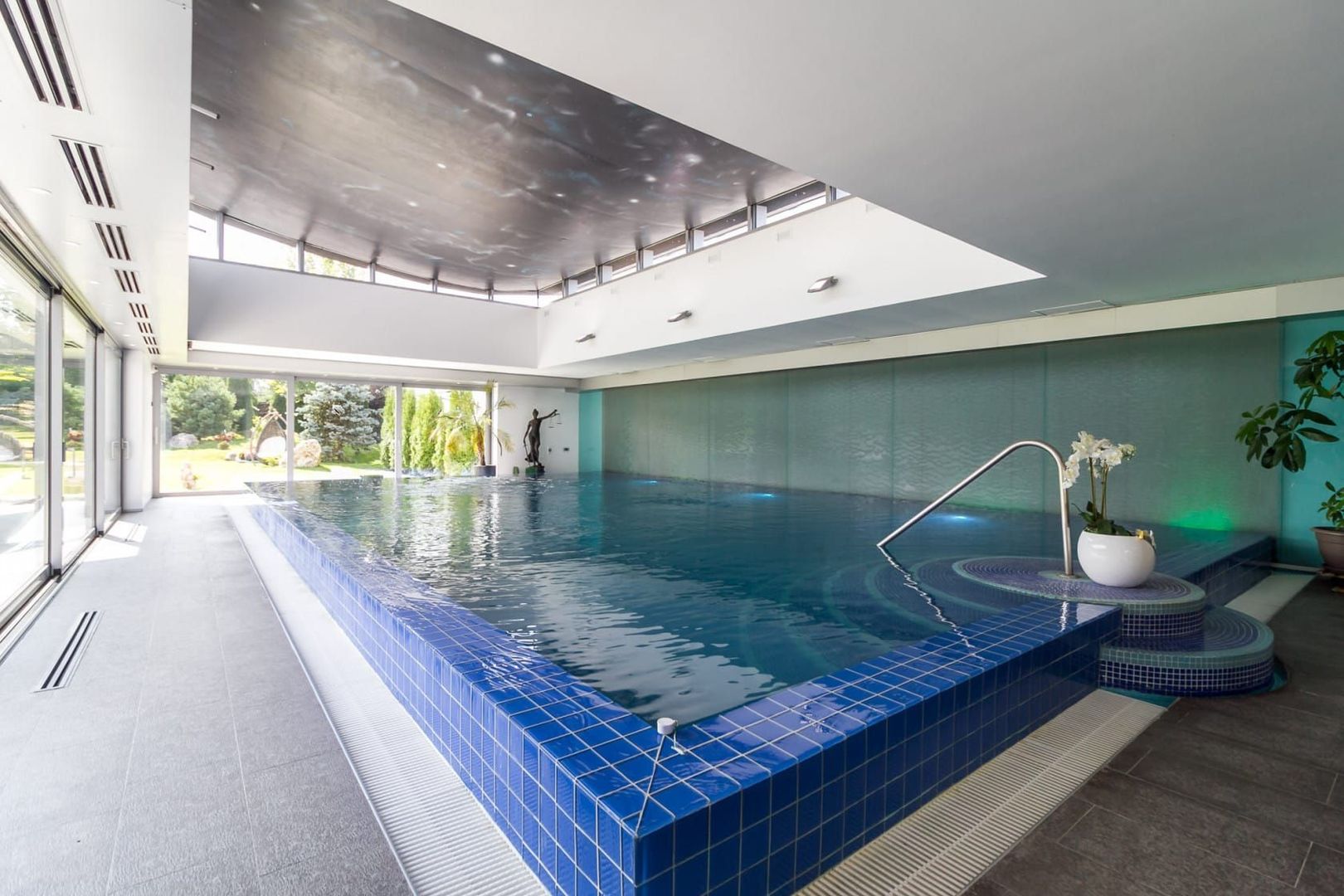 Bijuterie Arhitecturala Premiata, cu Piscina si Tehnologie Inteligenta - Poză 4