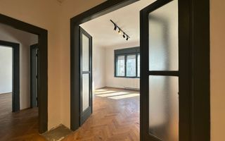 Apartament 4 camere 115 mp Ultracentral etaj intermediar pe Eroilor! - Poză 4