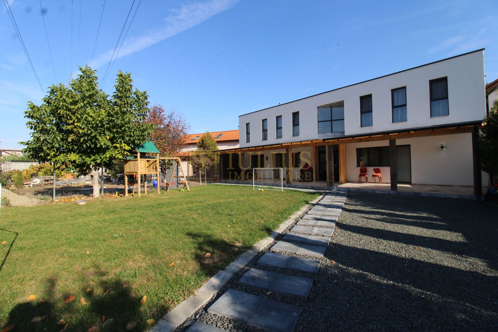 Curte, 4 apartamente, 8 camere, perfectă pt activități educaționale-Dumbravita - Poză 1