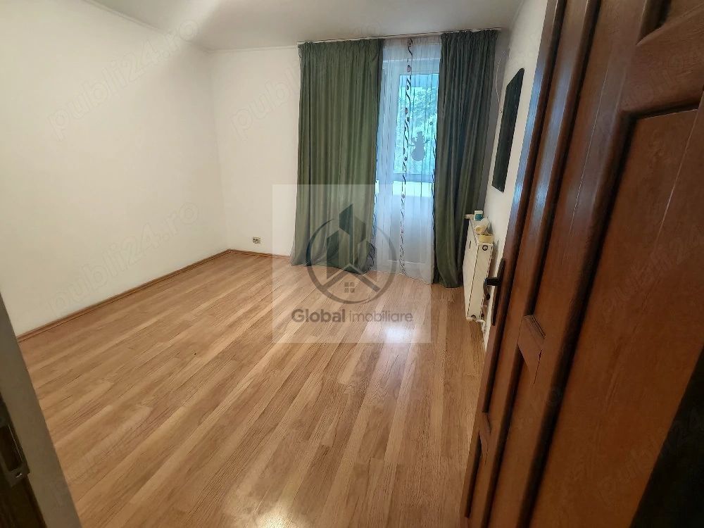 Vand apartament 3 camere, semidecomandat, str. Liviu Rebreanu - Poză 1