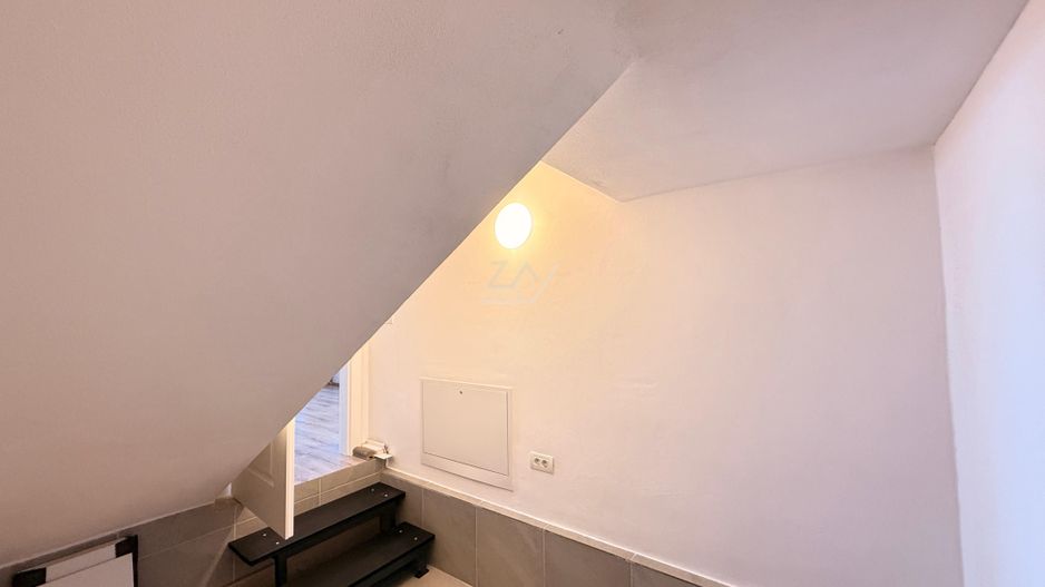 Casa moderna si cocheta. Locatie excelenta. Curte amenajata. Loc de parcare. - Poză 27