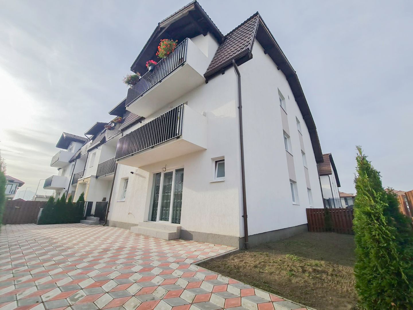 Apartament nou, mobilat și utilat - 3 camere, 2 bai și curte - Poză 2