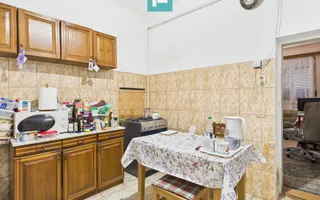 Casă cu 8 camere de renovat în Pârneava - Poză 13