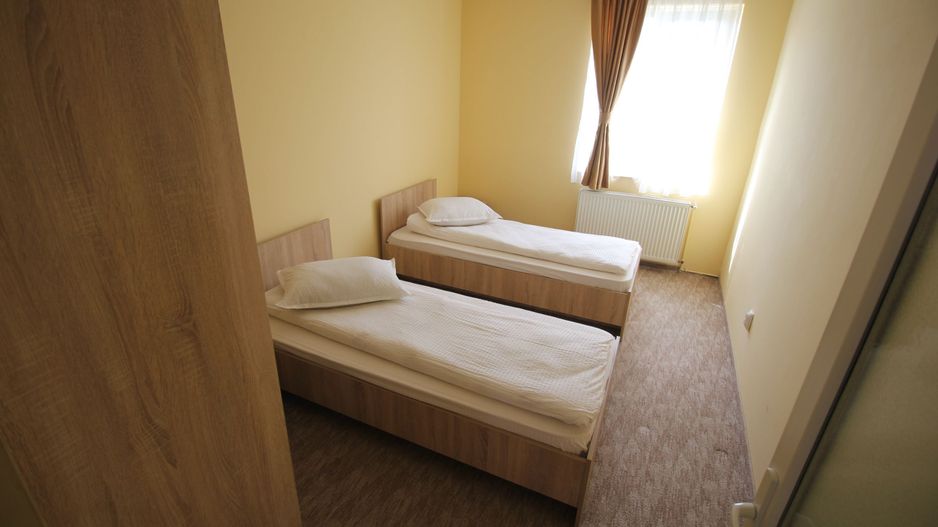 Casa 4 camere,4 bai,1 bucatarie,1 living,120 mp,500mp teren - Poză 8