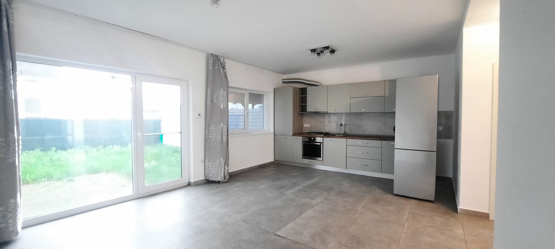 Locuinta cu 3 camere, curte si 2 locuri de parcare - Poză 25