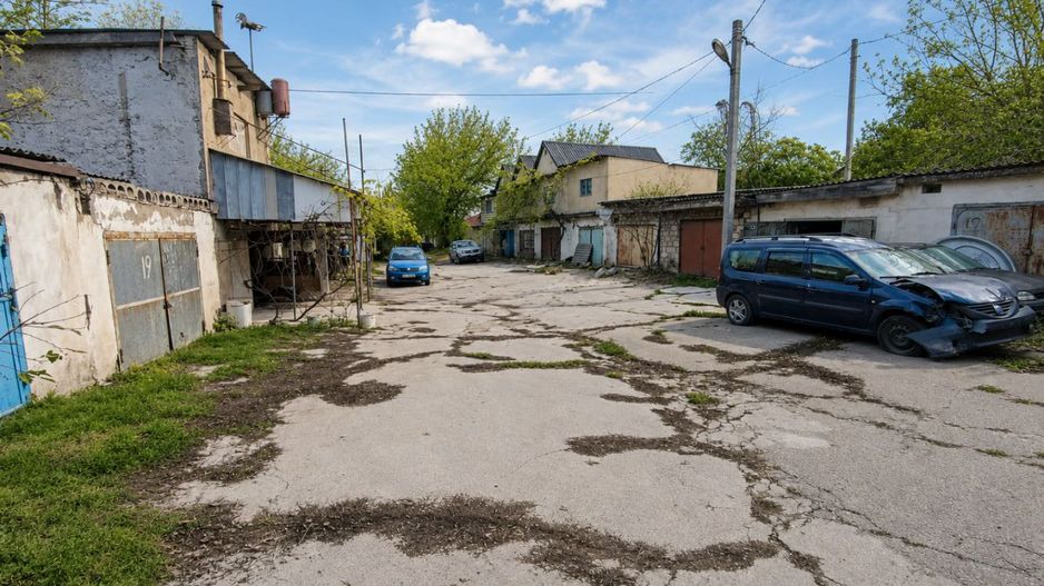 Garaj solid cu subsol mare – perfect pentru mașină sau depozitare. - Poză 5