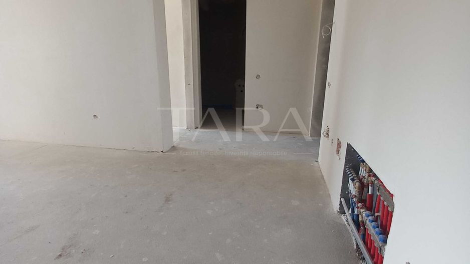 Apartament semifinisat cu terasă și parcare în Florești. - Poză 1