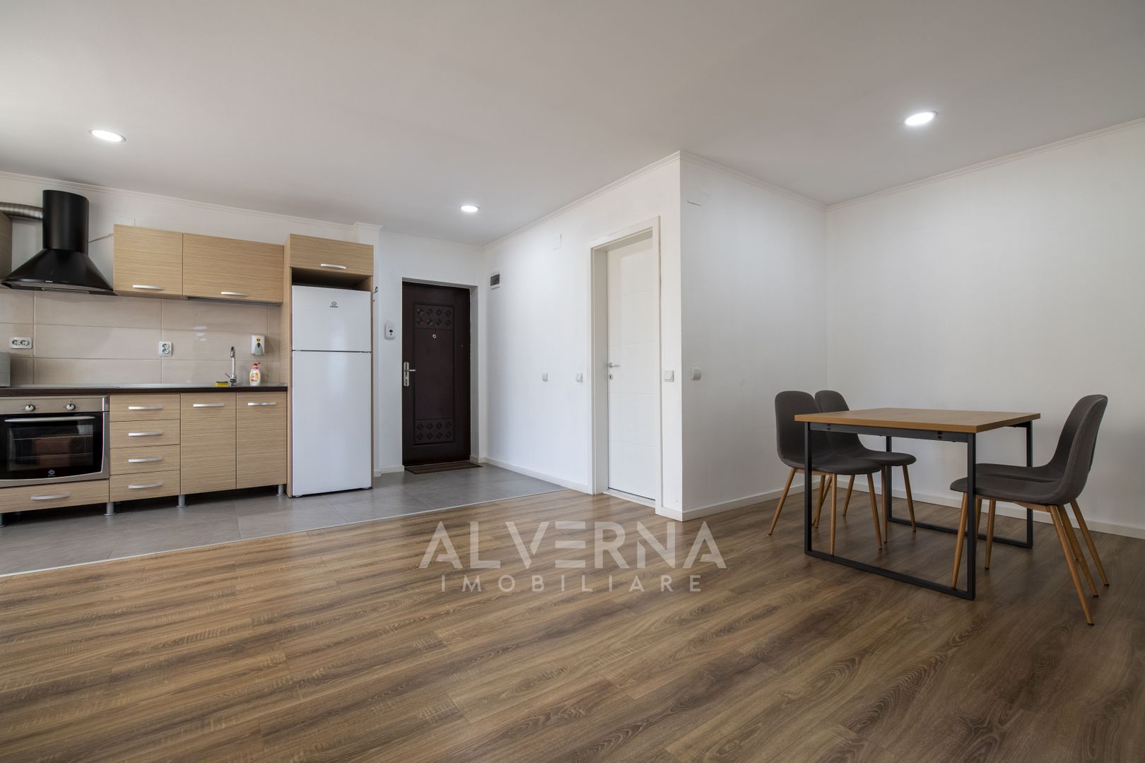 Inchiriere apartament 3 camera, 68mp + balcon, loc parcare, zona Terra - Poză 3