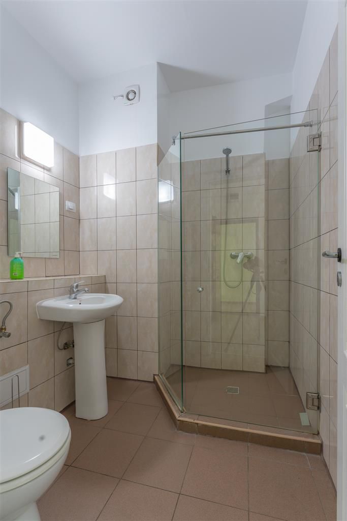 Casa cu spatiu comercial si 9 camere in zona istorica a Brasovului - Poză 10