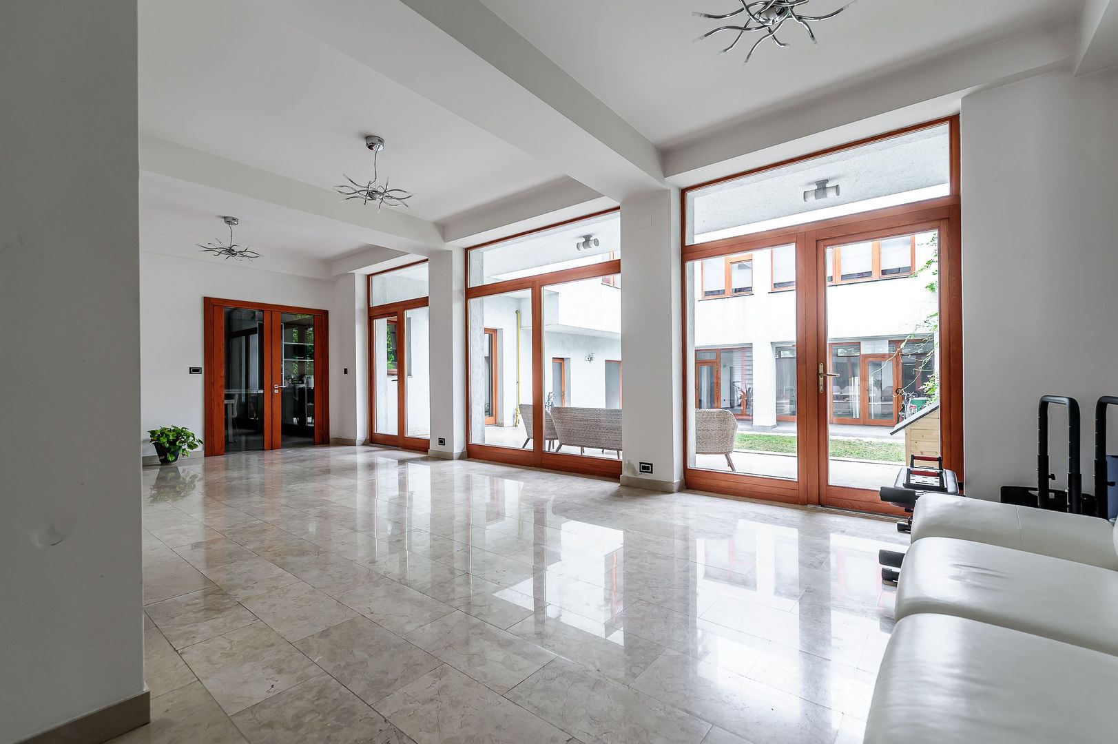 De Vânzare Clădire Ideală pentru Centru de Afaceri în Arad - Poză 1