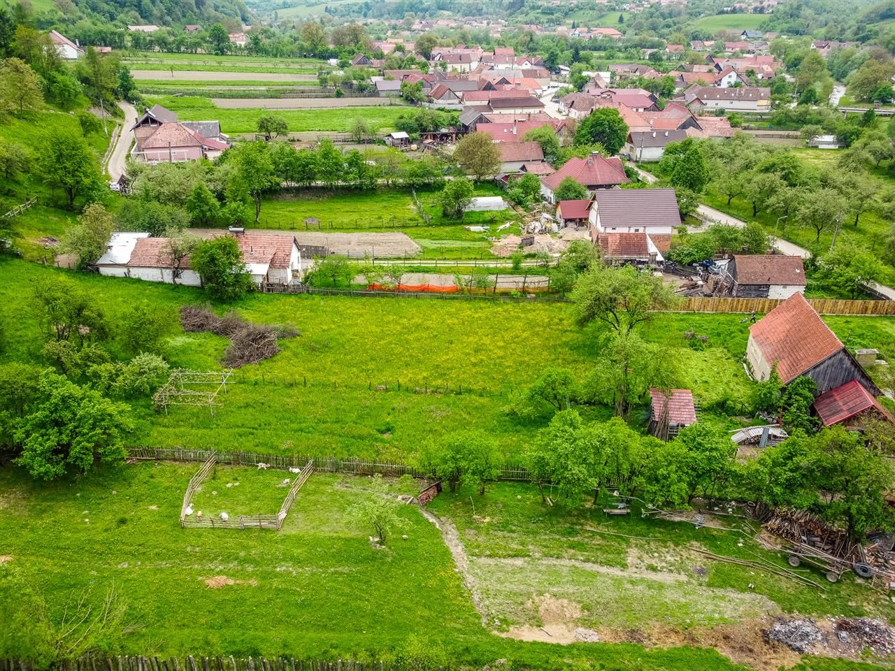 Casa traditionala + 8.500 mp teren, intravilan, Sinca Noua, Brasov - Poză 1
