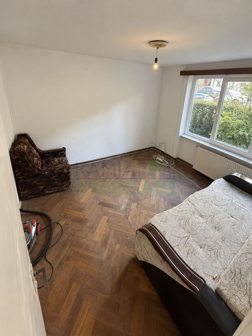 Apartament 3 camere Tractorul, ideal pentru renovare și personalizare - Poză 2
