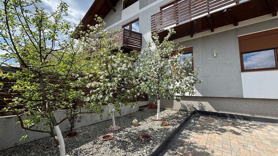 Casa la cheie 5 camere 250 mp curte libera 4 bai P+1+M Arhitectilor - Poză 6