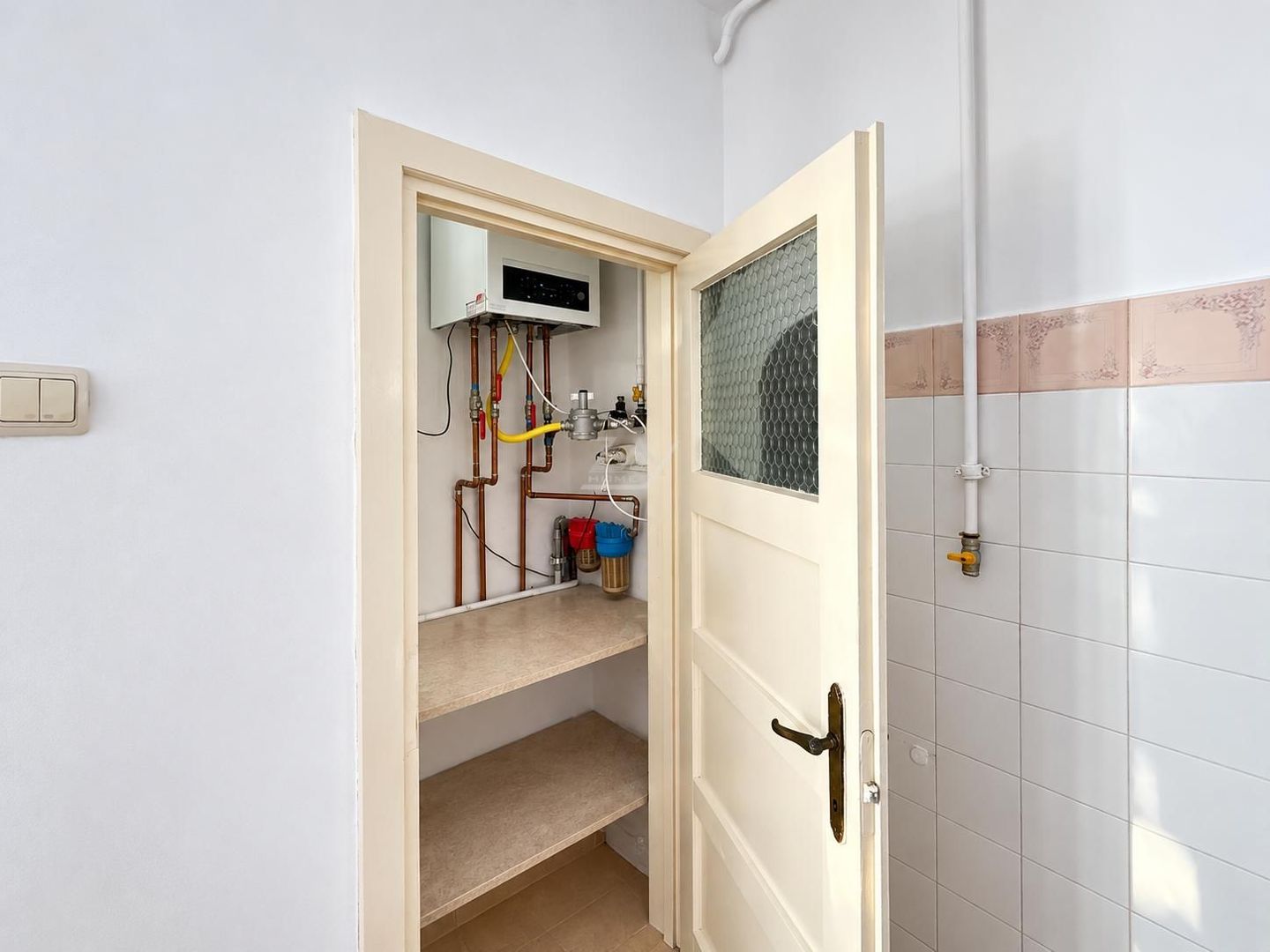 Bloc tip asociatie - zona Kiriac. 4 camere, 3 balcoane. Garaj si boxa. - Poză 10