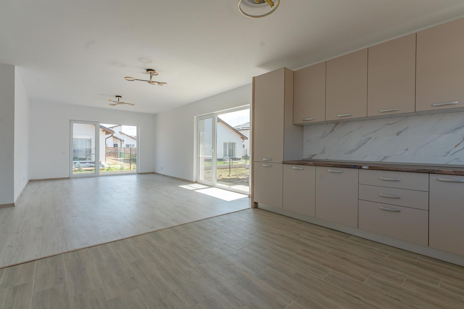 Casa de închiriat în Sânpetru - bucatarie mobilata si utilata - Poză 5