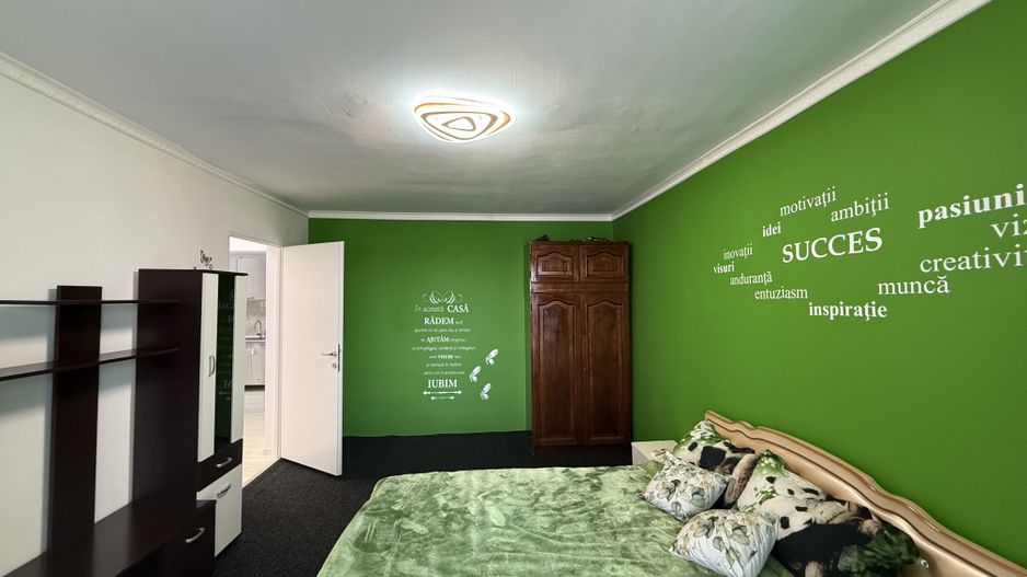 Apartament 3 camere, decomandat, renovat recent, Aradul Nou - Poză 1