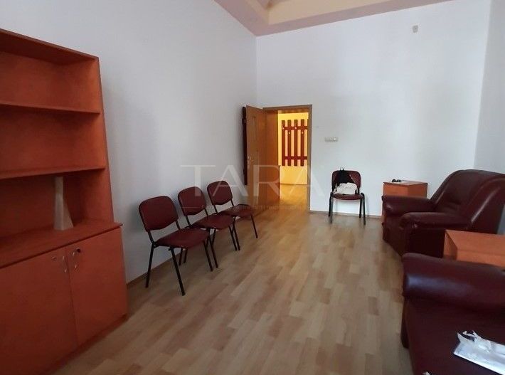 De vanzare apartament cu 3 camere in zona Centrala - Poză 2