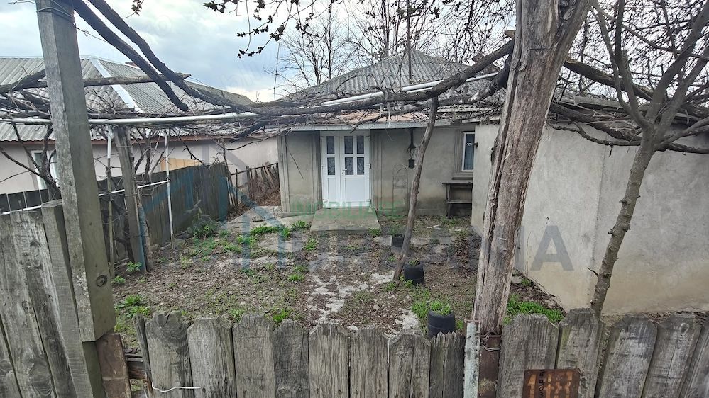 Teren intravilan cu casă locuibilă, în centrul comunei Lespezi, Iași - Poză 1