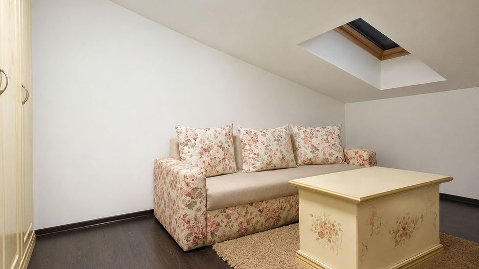 Apartament cu 2 camere la mansardă, complet mobilat și utilat - Poză 3